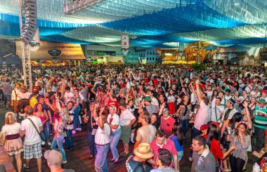 Blumenau, Santa Catarina, Brezilya: 10 Ekim 2021: Oktberfest sırasında birçok turistle Vila Germanica Pavyonu