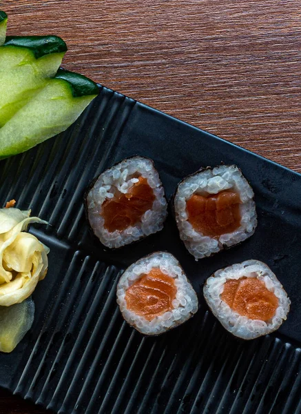 Japanisches Essen Hosomaki Mit Gurkensalat — Stockfoto