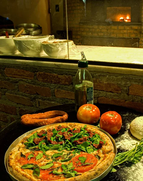Mozarella Domates Fesleğenli Geleneksel Talyan Pizzası — Stok fotoğraf