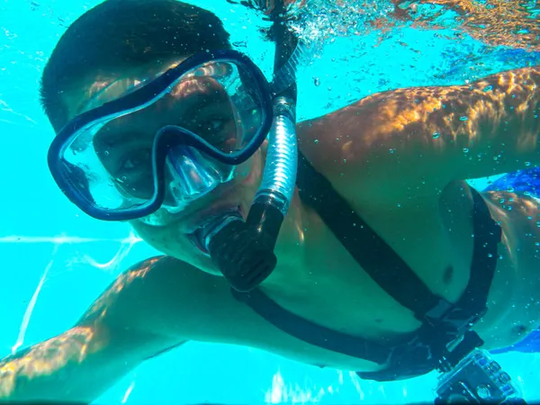 Jovem Mergulhando Com Máscara Snorkel Piscina — Fotografia de Stock