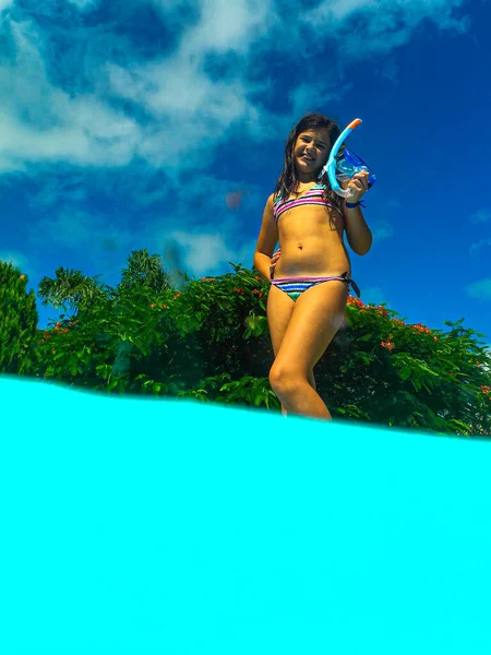 Teenie Mädchen Posiert Für Den Fotografen Und Außerhalb Des Pools — Stockfoto