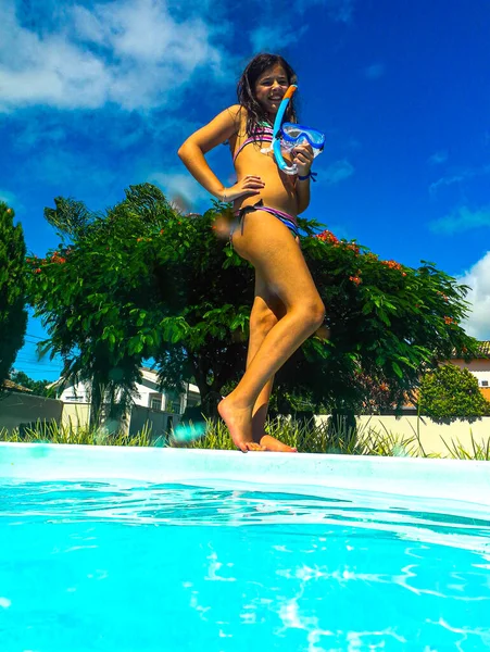 Menina Adolescente Jogando Pose Para Fotógrafo Dentro Fora Piscina — Fotografia de Stock