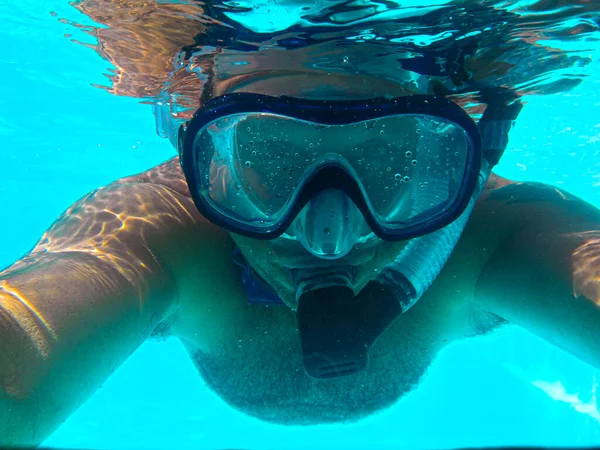 Hombre Buceando Nadando Con Máscara Snorkel Piscina — Foto de Stock