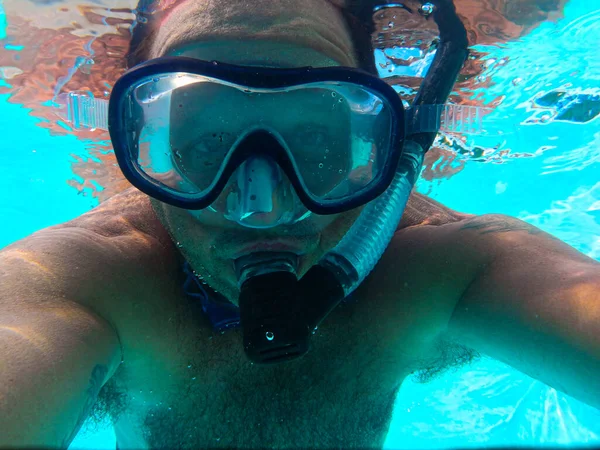 Hombre Buceando Nadando Con Máscara Snorkel Piscina — Foto de Stock