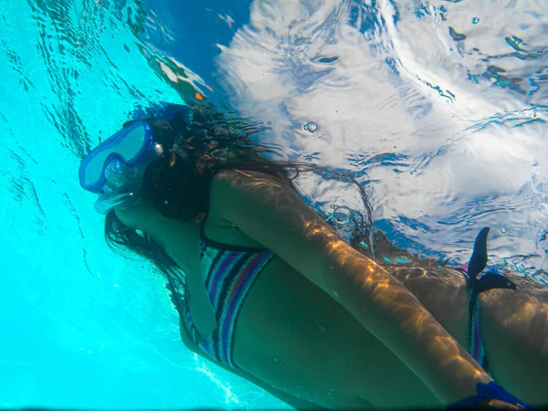 Tiener Meisje Duiken Zwemmen Met Masker Snorkel Het Zwembad — Stockfoto