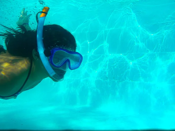 Adolescente Menina Mergulho Natação Com Máscara Snorkel Piscina — Fotografia de Stock