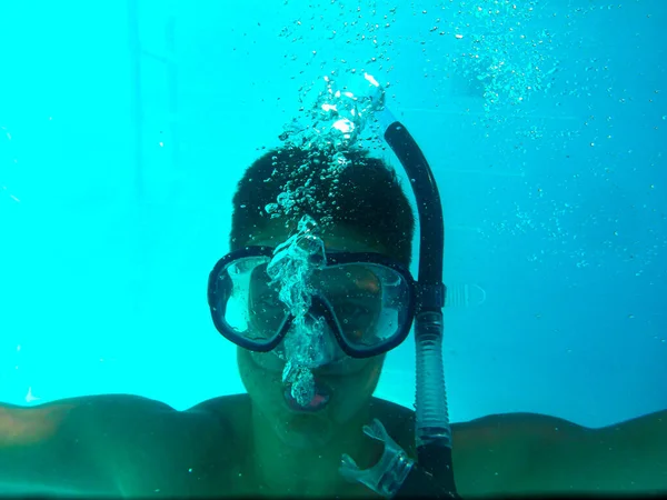 Jeune Homme Plongeant Avec Masque Tuba Dans Piscine — Photo