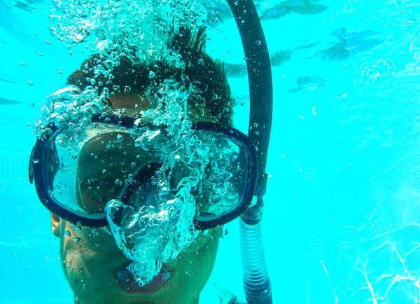 Ung Man Dyker Med Mask Och Snorklar Ner Poolen — Stockfoto