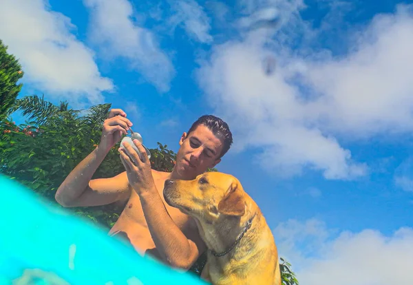 Ung Tonåring Äter Glass Bredvid Poolen Med Sin Labrador Hund — Stockfoto