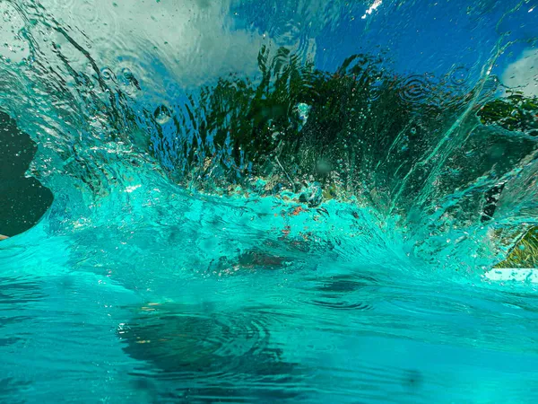 Splash Gemaakt Een Doorschijnend Blauw Water Zwembad Vorming Van Luchtbellen — Stockfoto