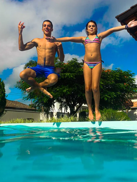 Young People Posing Throwing Themselves Pool Moment Relaxation — Stock Photo, Image