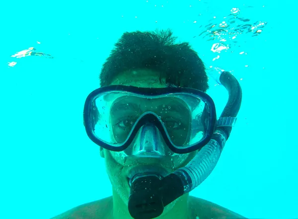 Ung Man Dyker Med Mask Och Snorklar Ner Poolen — Stockfoto