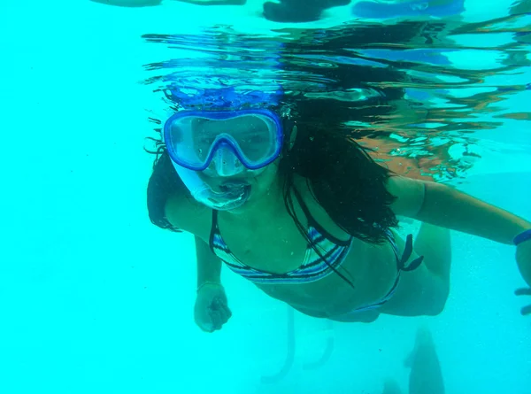 Adolescente Jouant Coeur Faisant Avec Ses Mains Dans Piscine — Photo