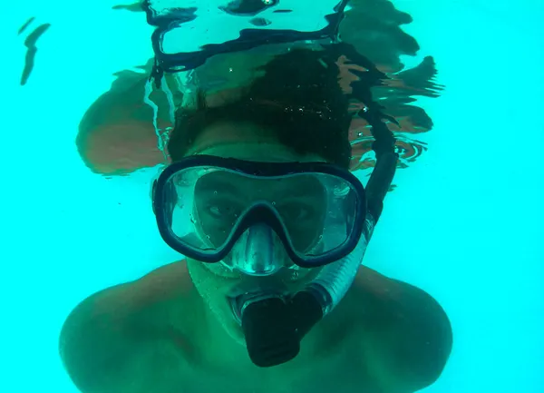 Jovem Mergulhando Com Máscara Snorkel Piscina — Fotografia de Stock