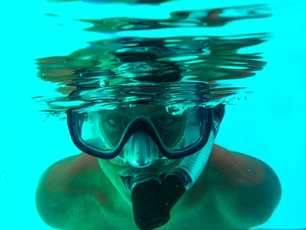 Jovem Mergulhando Com Máscara Snorkel Piscina — Fotografia de Stock