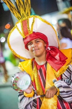 Florianpolis, Santa Catarina, Brezilya - 13 Şubat 2018: Brezilya 'daki Karnaval Geçidi sırasında Samba Okulu' nun davulcularının bulaşıcı neşesi. Dünyanın en büyük partisi..