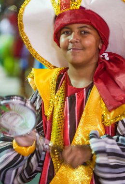 Florianpolis, Santa Catarina, Brezilya - 13 Şubat 2018: Brezilya 'daki Karnaval Geçidi sırasında Samba Okulu' nun davulcularının bulaşıcı neşesi. Dünyanın en büyük partisi..