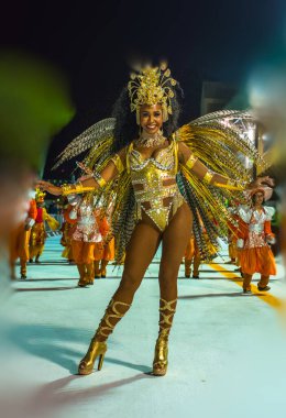 Florianpolis, Santa Catarina, Brezilya - 13 Şubat 2018: Brezilya 'daki Karnaval Geçidi sırasında Samba Okulu' nun davulcularının bulaşıcı neşesi. Dünyanın en büyük partisi..