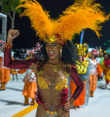 Florianpolis, Santa Catarina, Brezilya - 13 Şubat 2018: Brezilya 'daki Karnaval Geçidi sırasında Samba Okulu' nun davulcularının bulaşıcı neşesi. Dünyanın en büyük partisi..