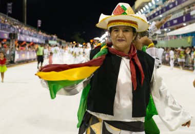 Florianpolis, Santa Catarina, Brezilya - 13 Şubat 2018: Brezilya 'daki Karnaval Geçidi sırasında Samba Okulu' nun davulcularının bulaşıcı neşesi. Dünyanın en büyük partisi..