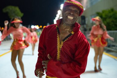 Florianpolis, Santa Catarina, Brezilya - 13 Şubat 2018: Brezilya 'daki Karnaval Geçidi sırasında Samba Okulu' nun davulcularının bulaşıcı neşesi. Dünyanın en büyük partisi..