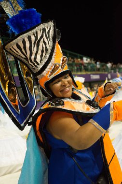 Florianpolis, Santa Catarina, Brezilya - 13 Şubat 2018: Brezilya 'daki Karnaval Geçidi sırasında Samba Okulu' nun davulcularının bulaşıcı neşesi. Dünyanın en büyük partisi..