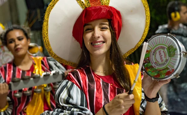2018年2月13日 ブラジルのカーニバル パレード中のサンバ スクールの太鼓のメンバーの伝染性の喜び 世界最大の政党で — ストック写真