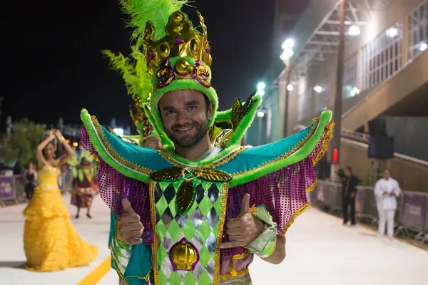2018年2月13日 ブラジルのカーニバル パレード中のサンバ スクールの太鼓のメンバーの伝染性の喜び 世界最大の政党で — ストック写真