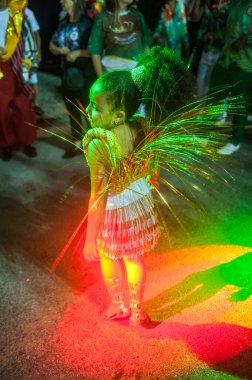 Florianpolis, Santa Catarina, Brezilya - 13 Şubat 2018: Brezilya 'daki Karnaval Geçidi sırasında Samba Okulu' nun davulcularının bulaşıcı neşesi. Dünyanın en büyük partisi..