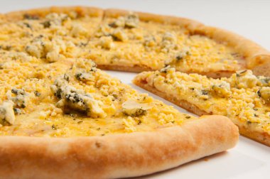 Pizza, dünyanın en çok tüketilen yiyeceklerinden biri, çok sayıda çeşidi ve çeşidi var, lezzetli, tatlı, fırında kızartılmış, vs..