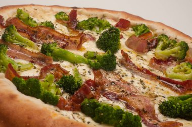Pizza, dünyanın en çok tüketilen yiyeceklerinden biri, çok sayıda çeşidi ve çeşidi var, lezzetli, tatlı, fırında kızartılmış, vs...