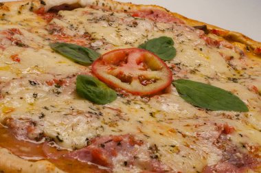 Pizza, dünyanın en çok tüketilen yiyeceklerinden biri, çok sayıda çeşidi ve çeşidi var, lezzetli, tatlı, fırında kızartılmış, vs...