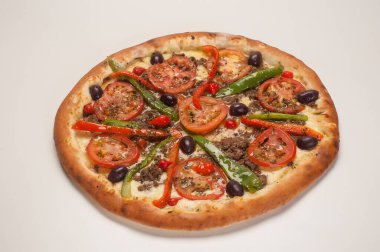 Pizza, dünyanın en çok tüketilen yiyeceklerinden biri, çok sayıda çeşidi ve çeşidi var, lezzetli, tatlı, fırında kızartılmış, vs...