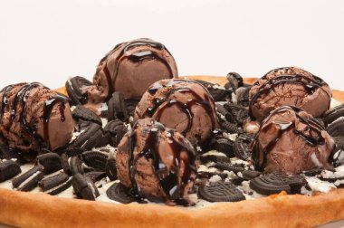 Pizza, dünyanın en çok tüketilen yiyeceklerinden biri, çok sayıda çeşidi ve çeşidi var, lezzetli, tatlı, fırında kızartılmış, vs...