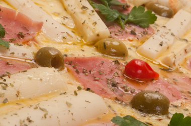 Pizza, dünyanın en çok tüketilen yiyeceklerinden biri, çok sayıda çeşidi ve çeşidi var, lezzetli, tatlı, fırında kızartılmış, vs...