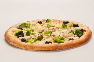 Pizza, dünyanın en çok tüketilen yiyeceklerinden biri, çok sayıda çeşidi ve çeşidi var, lezzetli, tatlı, fırında kızartılmış, vs...