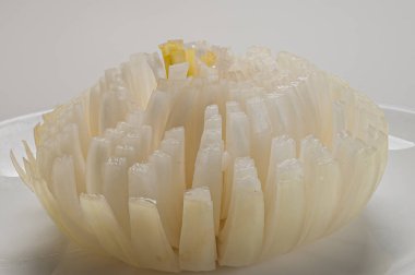 Çiğ dev İspanyol soğanı, ekmeklenmeye ve sosla servis edilmeye hazır..