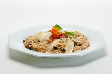 Parmesan peynirli ve pelatti domatesli fileminyon risotto.