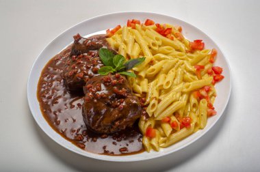 Biftek ve pastırmalı makarna..