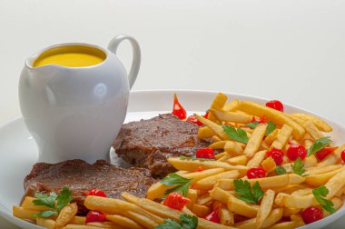 Fileminyon, patates kızartması, biber ve maydanoz..