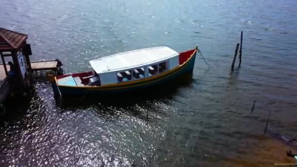 ラゴア コンセオの角からラグーンの海岸 フロリアノポリス ブラジルへのルート上のボート — ストック動画