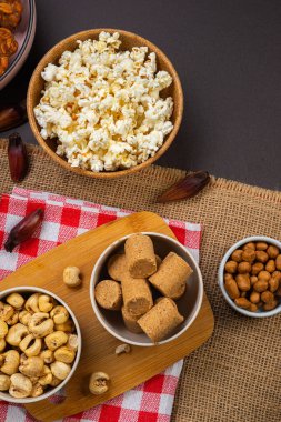 Tipik Brezilya Junina parti tatlıları - Kopya alanı ile üstten görünüm.