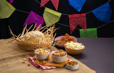 Tipik Brezilya Junina parti tatlıları - Kopya alanı ile üstten görünüm.