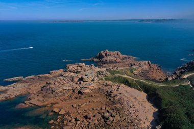 Pembe granit sahildeki hava manzarası, Fransa 'da Britanya' daki ploumanac 'h şehri.