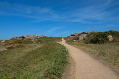 Britanya 'da ploumanac' h üzerinde pembe granitin kıyısı