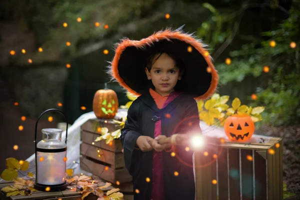 Kleines Kind Als Zauberer Verkleidet Einer Halloween Kulisse Wald — Stockfoto