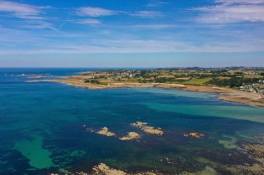 Britanya 'nın zırhlı kıyılarındaki Morlaix Körfezi' nin havadan görüntüsü.