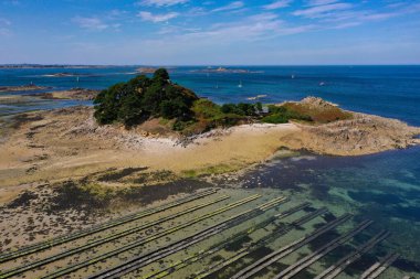 Britanya 'nın zırhlı kıyılarındaki Morlaix Körfezi' nin havadan görüntüsü.