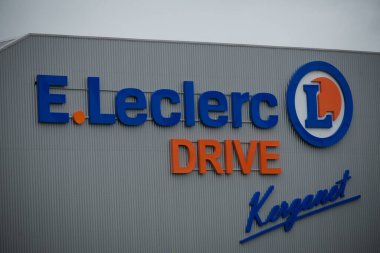 Kerganet üzerinde geniş bir dağıtım firması olan E.Leclerc sürücü tabelalarında görünüm