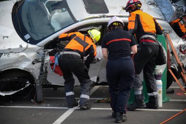 İtfaiyecilerin Fransa 'daki bir trafik kazasına müdahalesi